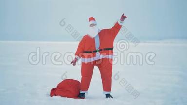一个穿着圣诞<strong>服装</strong>的男人在一个带礼物的<strong>袋子</strong>附近跳舞，关门了。